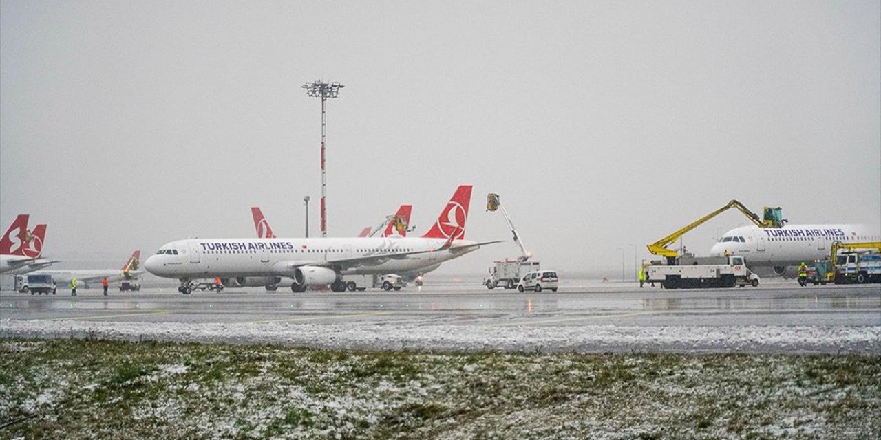 İstanbul Havalimanı'nda Pistteki Kar Miktarı Anlık Takip Ediliyor