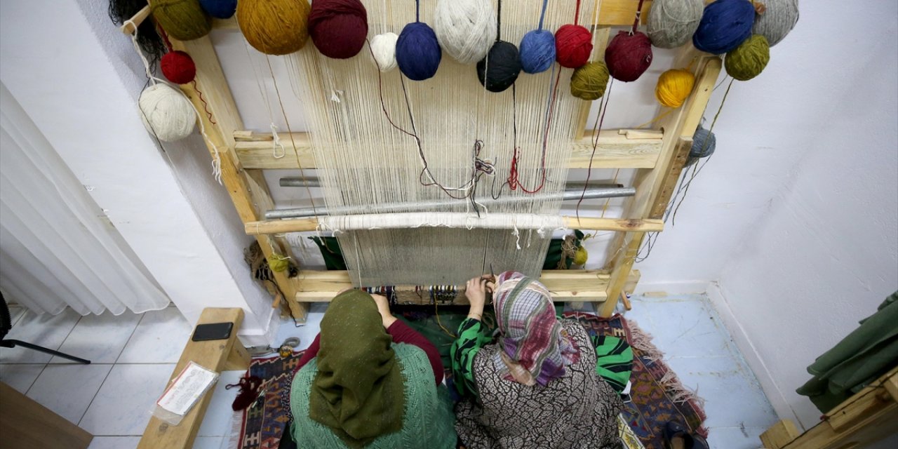 Halısı İle Meşhur İlçede Kadınlar 30 Yıl Sonra Yeniden Tezgah Başına Geçti