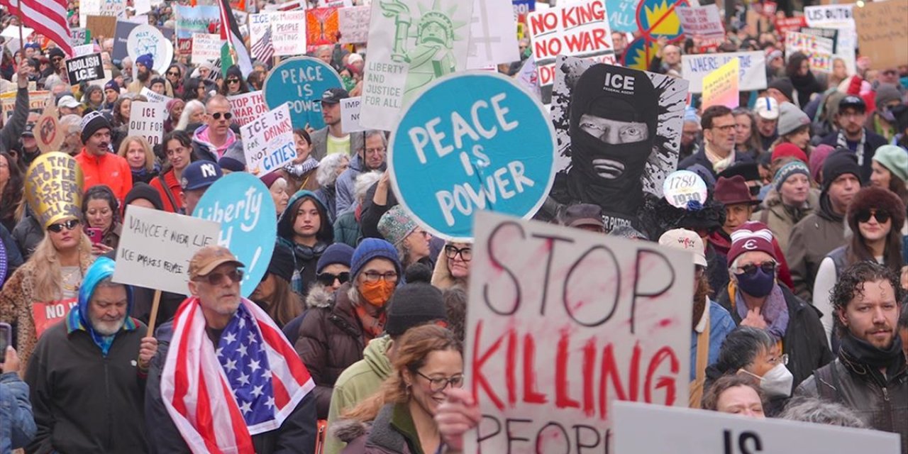 ABD'nin New York Kentinde Binlerce Kişi, ICE Yetkilisinin Bir Kadını Öldürmesini Protesto Etti