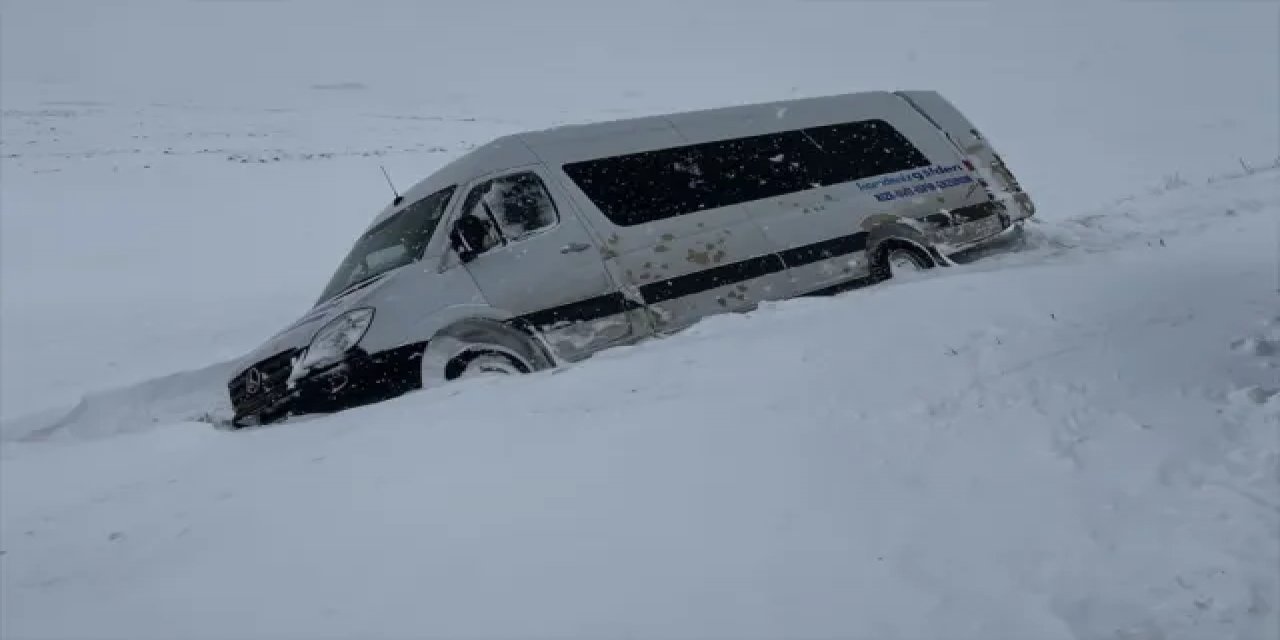Bayburt'ta Hasta Nakline Giderken Karda Mahsur Kalan Ambulans Kurtarıldı
