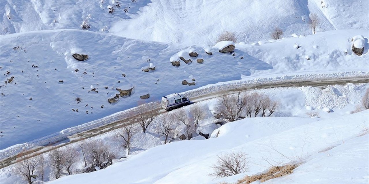 Hakkari'deki Sağlıkçılar Evdeki Hastalarının Takibini Zorlu Kış Koşullarında Yapıyor
