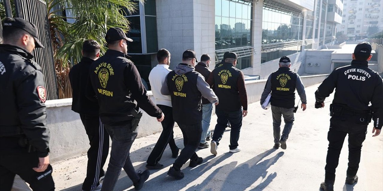 Mersin'de Dolandırıcılık Yaptıkları İddiasıyla Yakalanan 15 Zanlıdan 10'u Tutuklandı