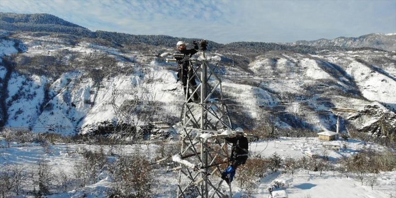 Çoruh Edaş ve Fırat Edaş Yoğun Kar Yağışına Rağmen Kesintisiz Enerji İçin Sahada