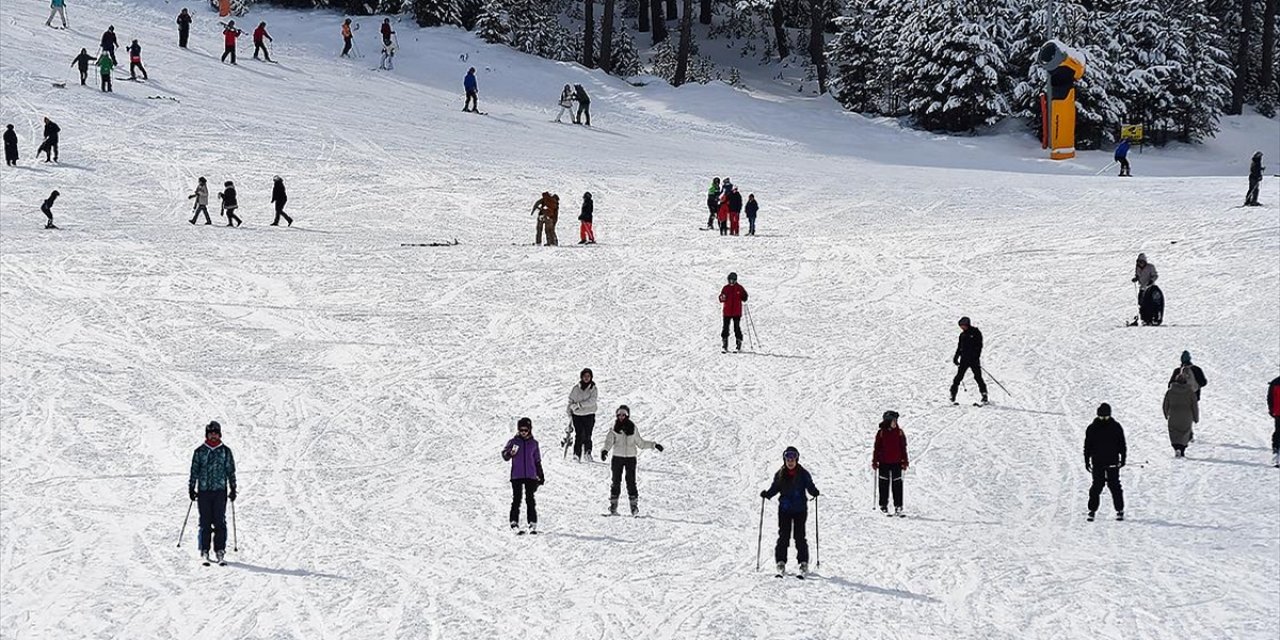 Kar Kalınlığının 1,5 Metreyi Aştığı Sarıkamış Kayak Merkezi’nde Yoğunluk Yaşanıyor