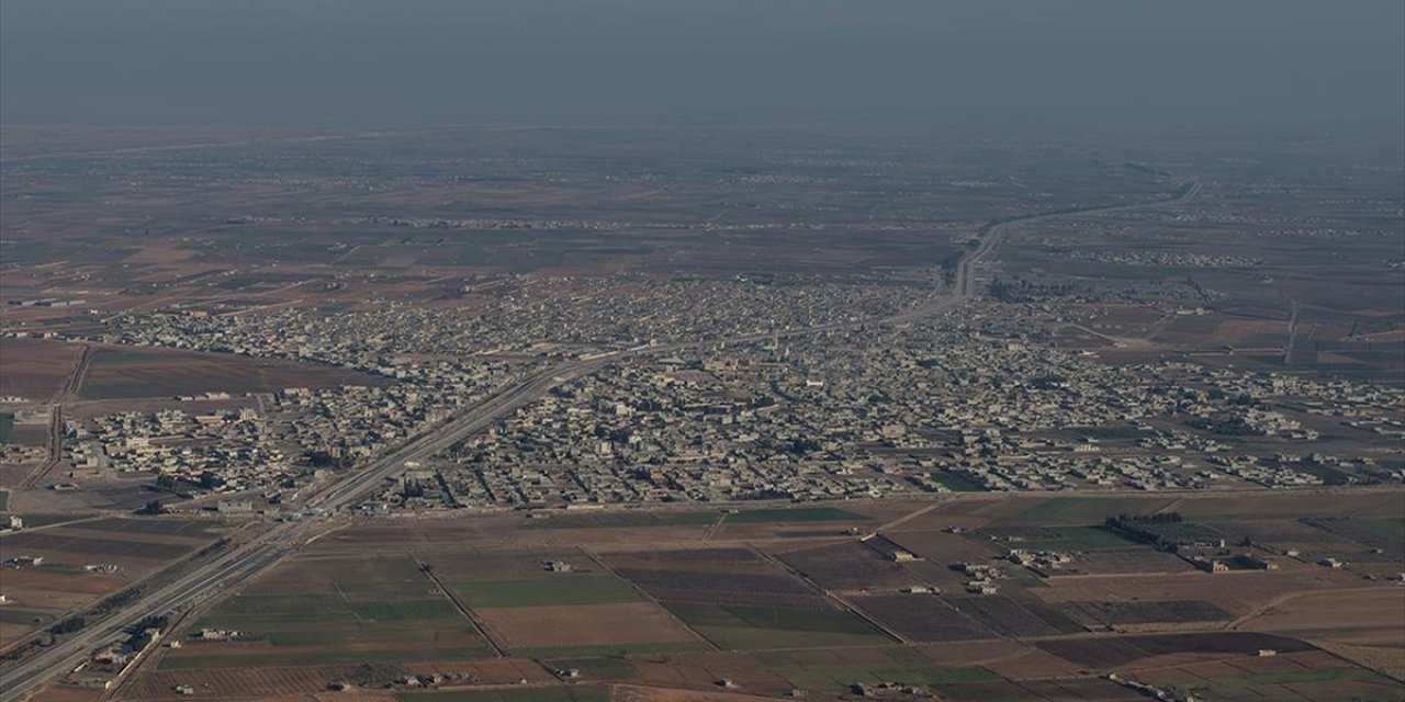 AA, Suriye’de Terör Örgütü Ypg/sdg’nin İşgali Altındaki Deyr Hafir’i Havadan Görüntüledi