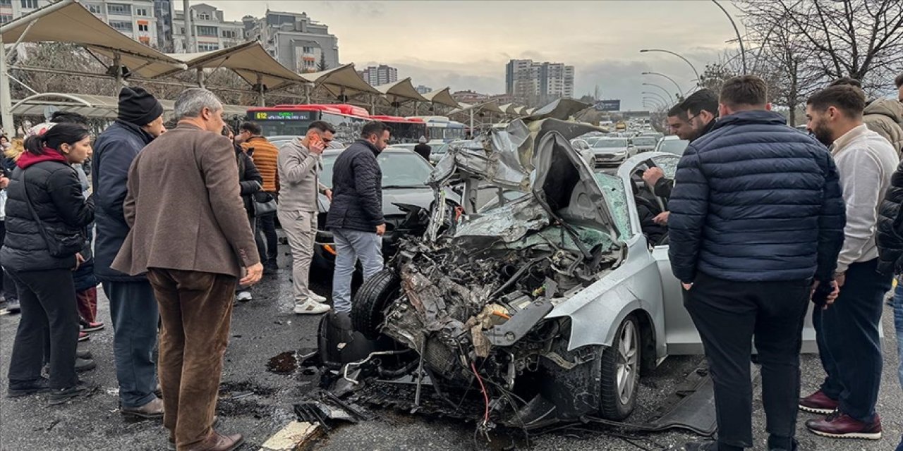 Başkentte Otomobilin EGO Otobüsü ve 2 Araca Çarptığı Kazada 4 Kişi Yaralandı