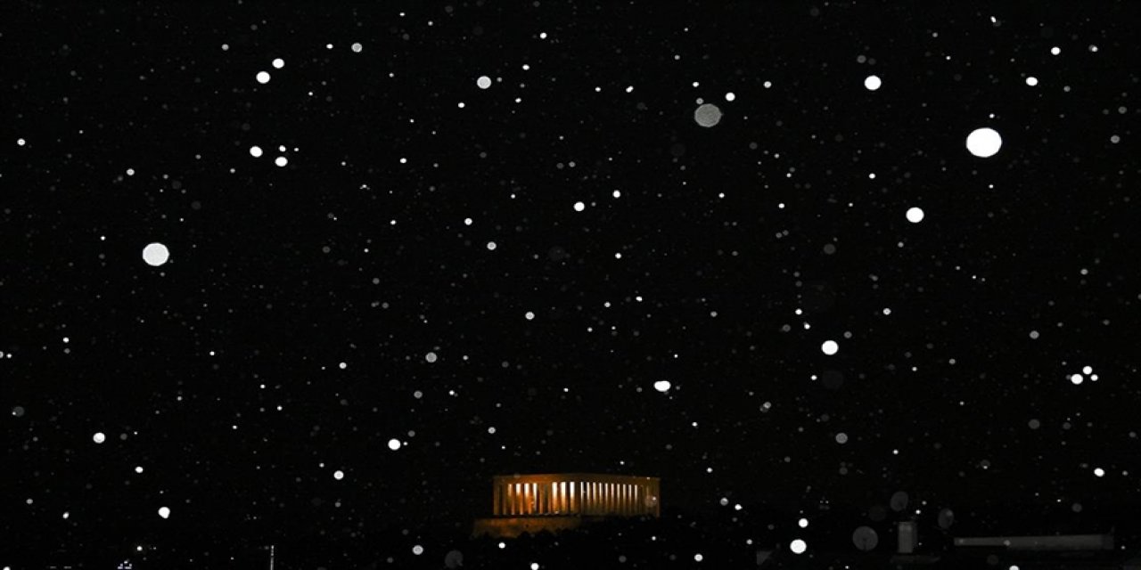 İstanbul'un Bazı İlçelerinde Ve Ankara'da Yüksek Kesimlerde Kar Yağışı Etkili Oldu