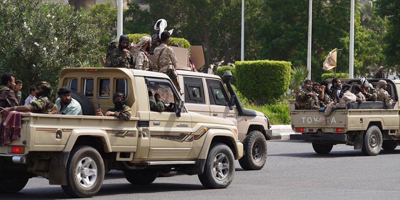Uzmanlar Yemen’deki Başkanlık Konseyi Değişikliklerini Yeni Bir Siyasi Aşamanın Başlangıcı Olarak Görüyor