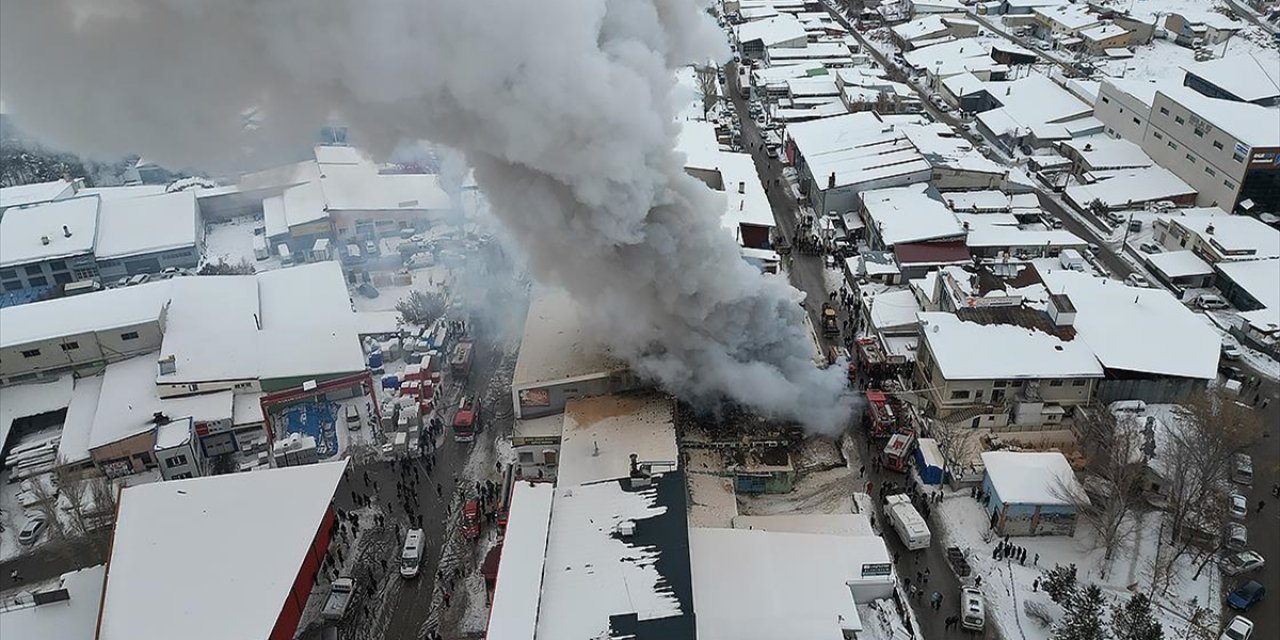 Erzurum'da Keresteciler Sitesi'nde Çıkan Yangına Müdahale Ediliyor