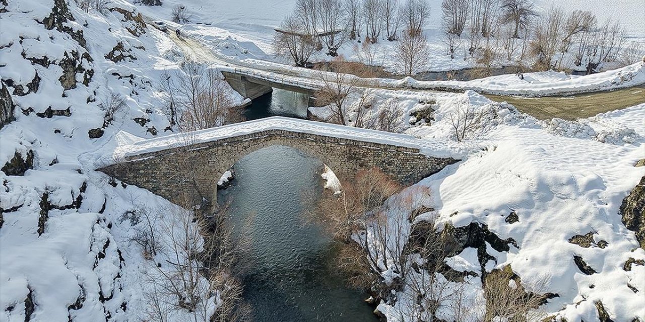 Hakkari'de Tarihi Yapılar Kar Manzarasıyla Görüntülendi