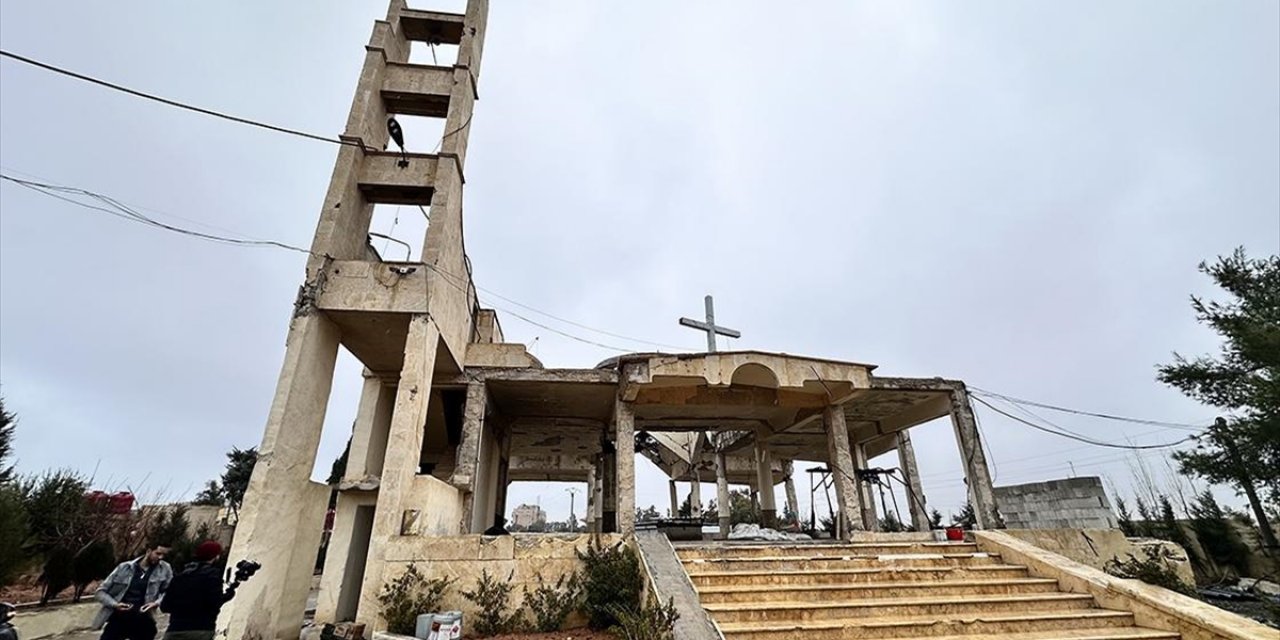 AA, Suriye'nin Tabka Kentinde Ypg/sdg'nin Dron Atölyesine Çevirip Tünellere Bağladığı Kiliseyi Görüntüledi