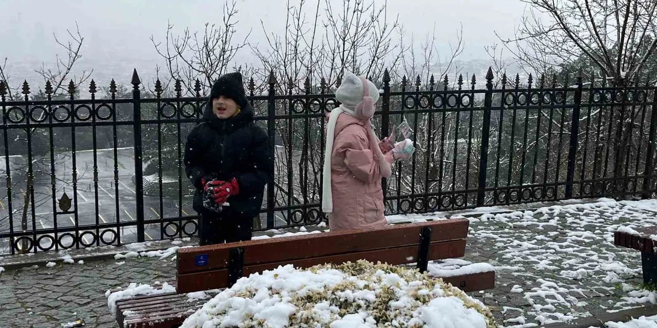 Çamlıca Tepesi'nde Kar Çocukların Yüzünü Güldürdü