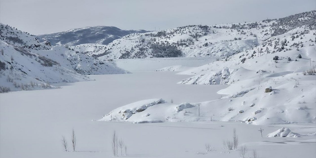 Sivas'ta Pusat-Özen Barajı'nın Yüzeyi Buz Tuttu