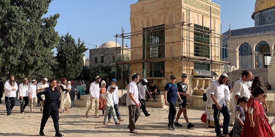 Doğu Kudüs'te Bulunan Mescid-İ Aksa'ya Düzenlediği Baskına İsrail Polisi Eşlik Etti