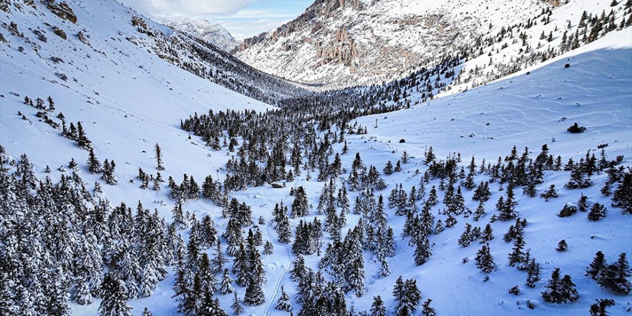 Kar Yağışıyla Beyaza Bürünen Aladağlar Milli Parkı Dronla Görüntülendi