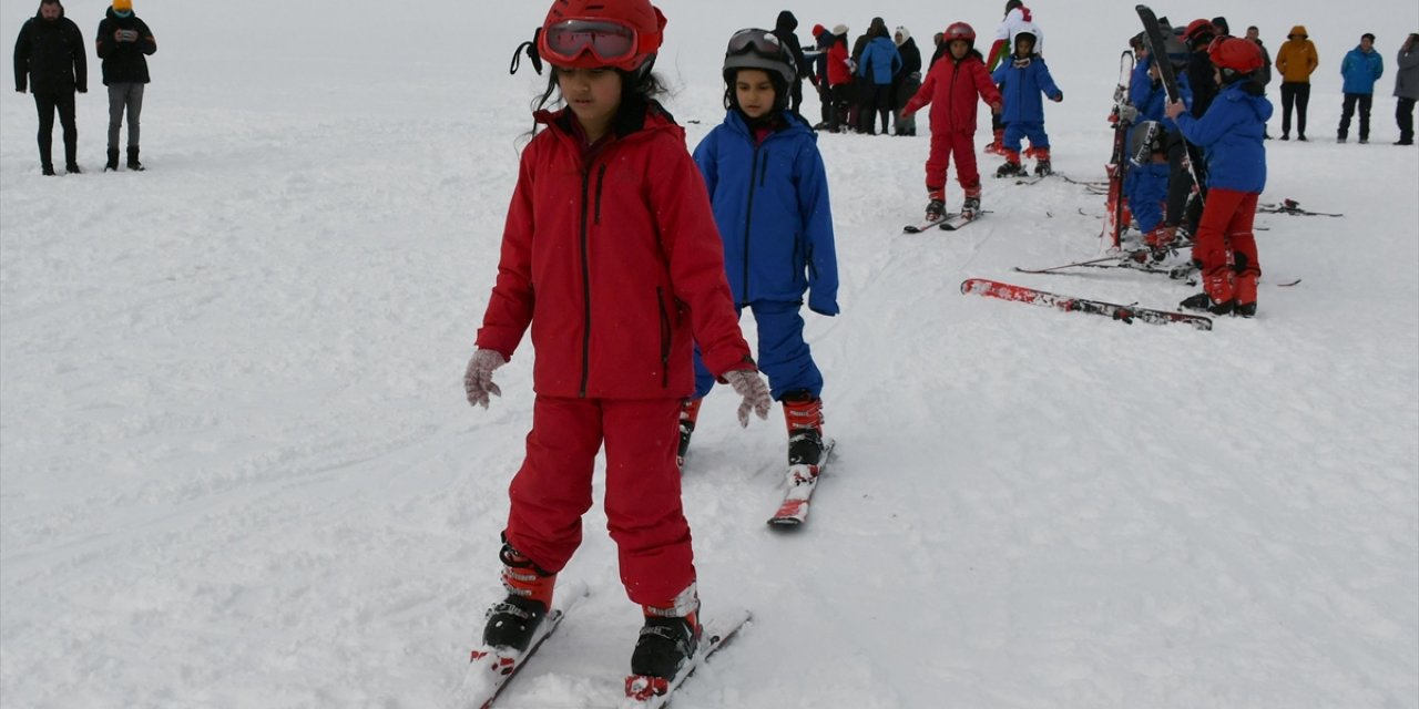 Kars'ta "Karın Yıldızları Sarıkamış'ta Projesi" İle 2 Bin Öğrenci Kayakla Tanıştı