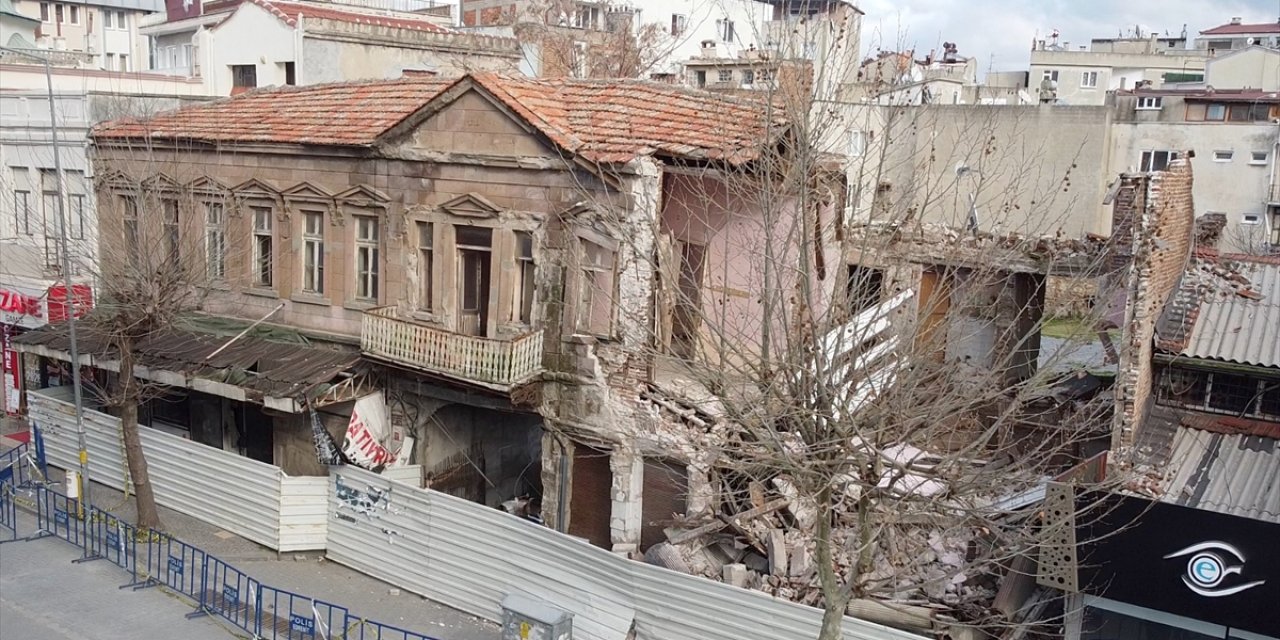 Edremit'te Etkili Olan Sert Rüzgar, Tarihi Binada Ciddi Hasara Sebep Oldu