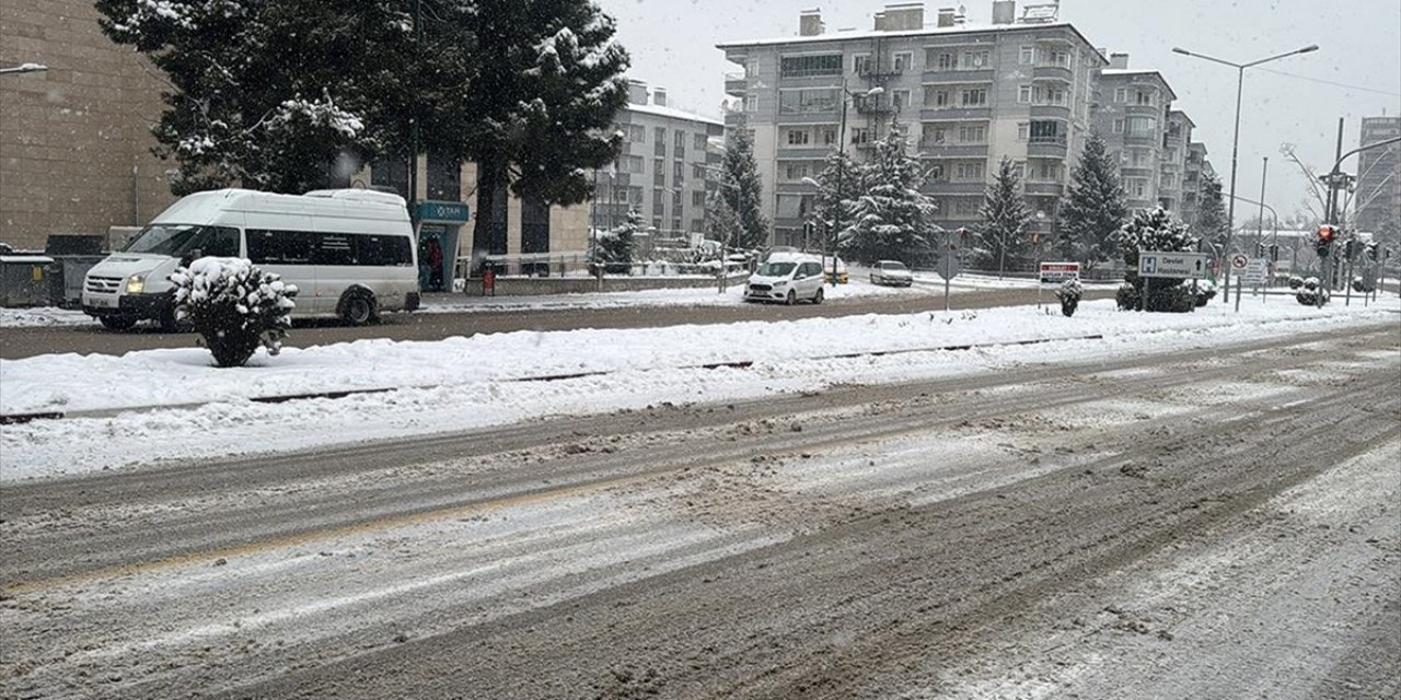 Tokat'ta Kent Merkezinde Kar Kalınlığı 15 Santimetreye Ulaştı