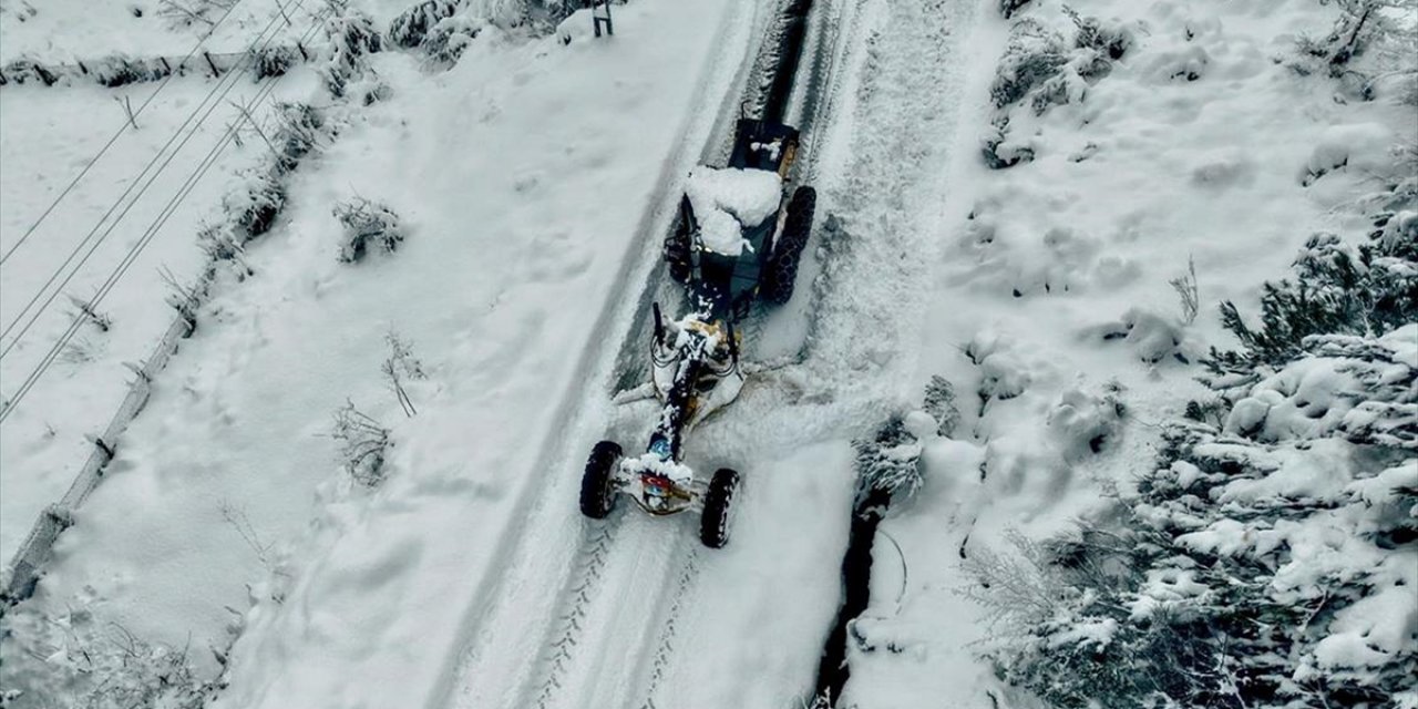 Zorlu Kış Aylarında Kapanan Yolları Ulaşıma Açmak İçin 20 Yıldır Mücadele Ediyor