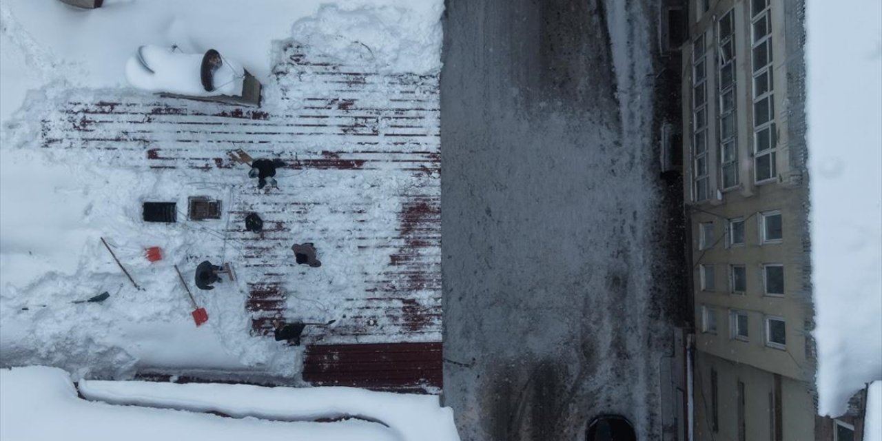 Muş'ta İşçiler Bellerine Bağladıkları İple Çatılarda Kar Temizliği Yapıyor