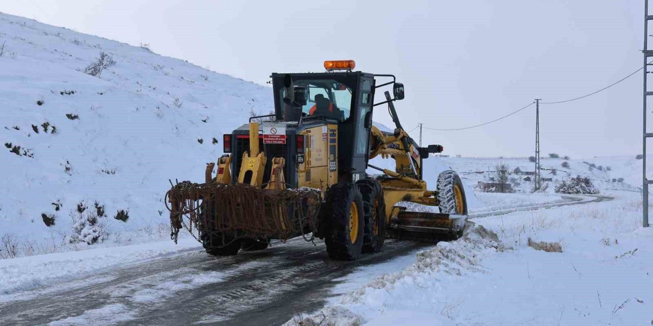 Sivas'ta Kar ve Tipi Nedeniyle 334 Yerleşim Yerinin Yolu Ulaşıma Kapandı