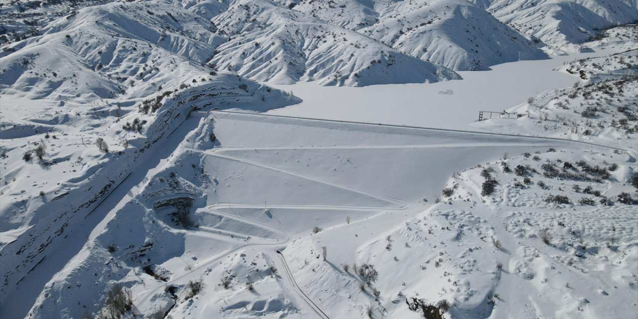 Erzincan'daki Göyne Barajı Soğuk Havanın Etkisiyle Dondu