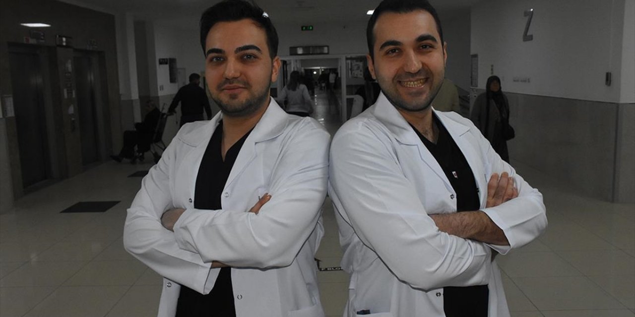 Genç Doktor Kardeşler Aynı Hastanede Hastaların Hizmetinde