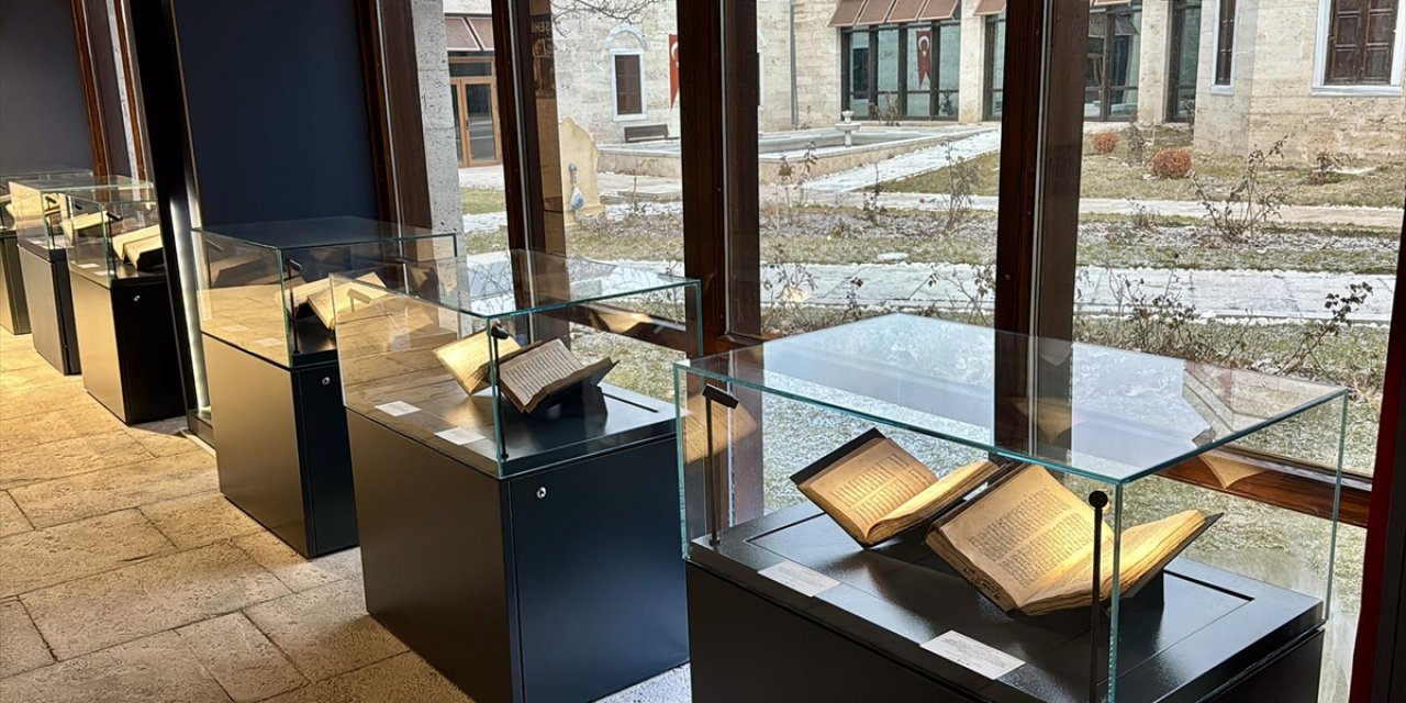 Öğrenciler Türkçenin Bayraktarı Aşık Paşa'nın Eserlerini Müzede Öğreniyor