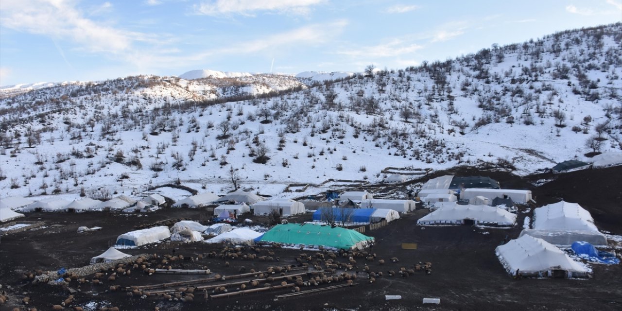 Yoğun Kar Yağışı Cudi Dağı Eteklerindeki Göçerleri Sevindirdi