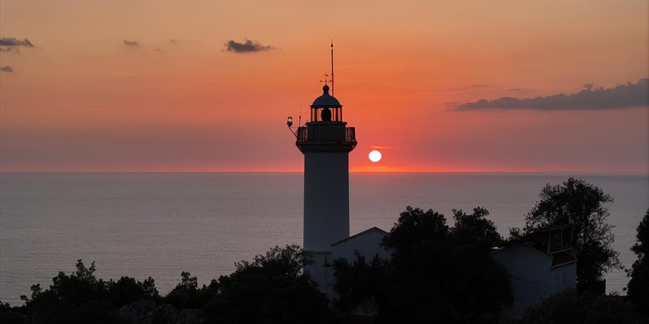 Gelidonya Feneri Denizcilere Işık Olmayı Sürdürüyor