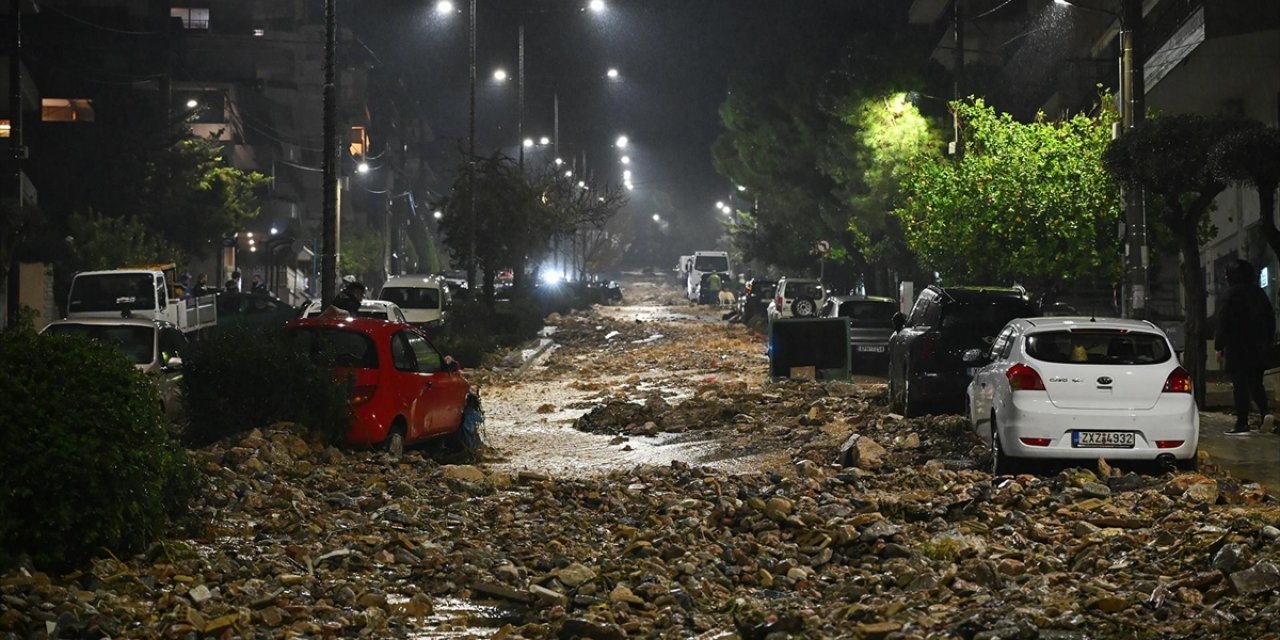 Yunanistan'da Olumsuz Hava Koşulları Nedeniyle 2 Kişi Hayatını Kaybetti