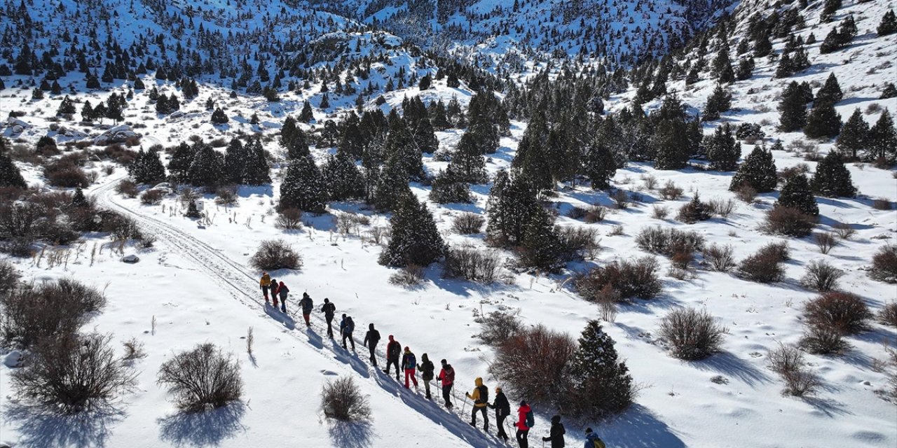 Doğa Sporcuları Aladağlar'ın Karla Kaplı Eteklerinde Sınırlarını Zorluyor