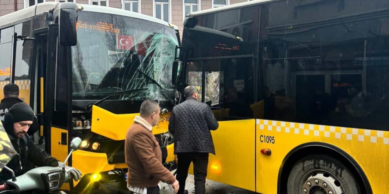 Beykoz'da 2 İett Otobüsünün Çarpıştığı Kazada 7 Kişi Yaralandı