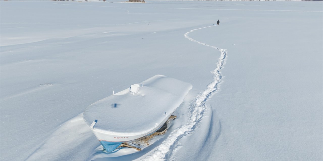 Bitlis'teki Nazik Gölü'nün Yüzeyi Buzla Kaplandı