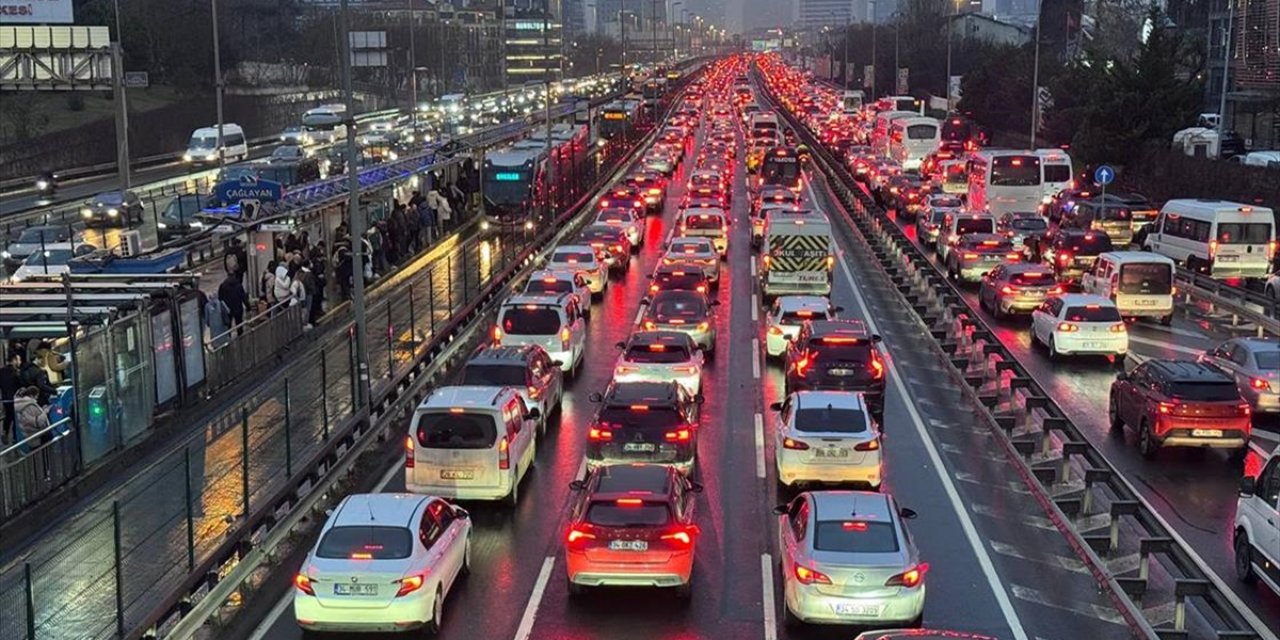 İstanbul'da Akşam Saatlerinde Trafik Yoğunluğu Yüzde 85'e Çıktı