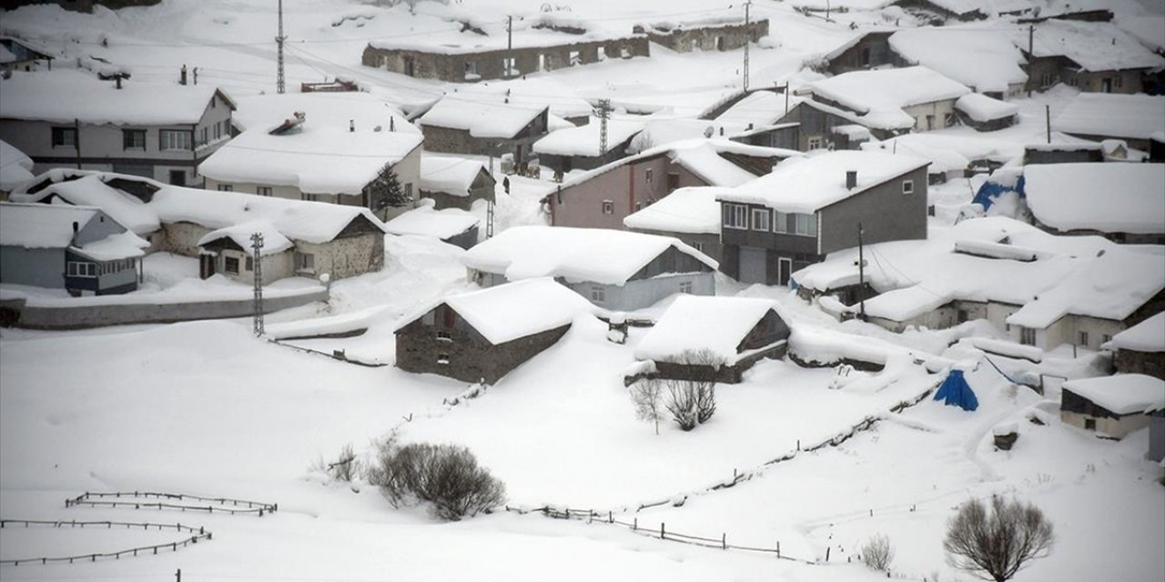 Kars'ta Evleri ve Araçları Karla Kaplanan Köylülerin Zorlu Kış Mesaisi