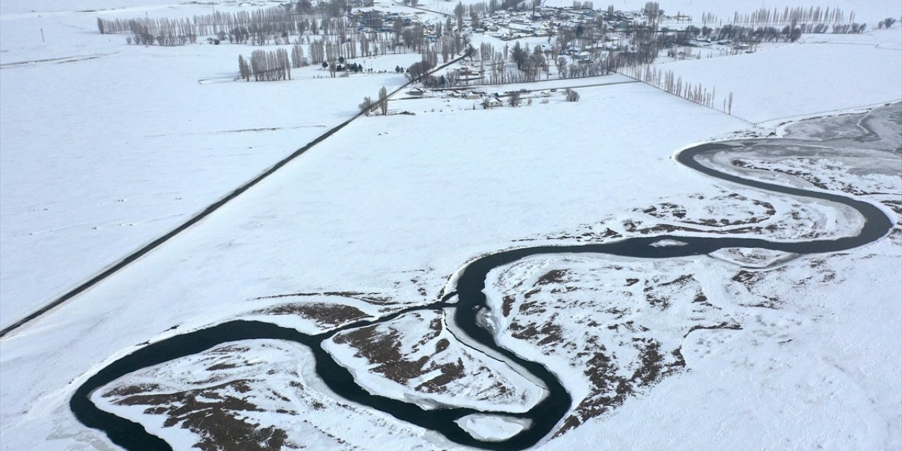 Kars'ta Beyaza Bürünen Köy ve Menderesler Dronla Görüntülendi