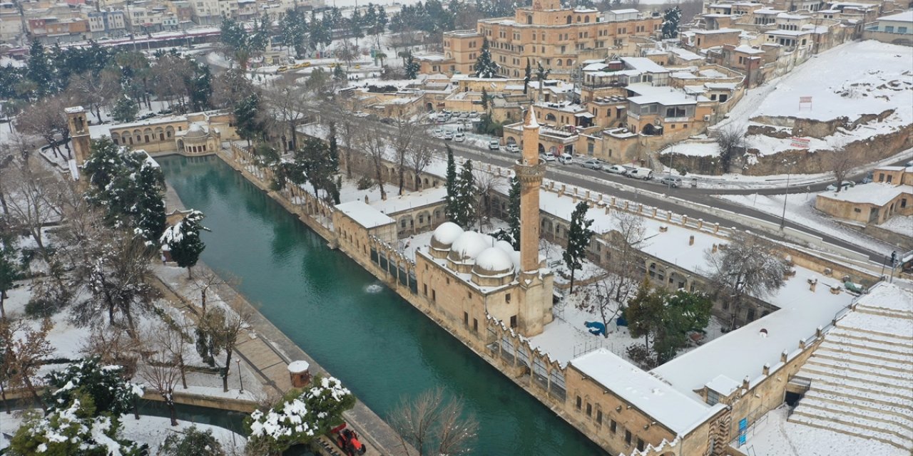Karla Kaplanan Balıklıgöl ve Çevresindeki Tarihi Yapılar Dronla Görüntülendi