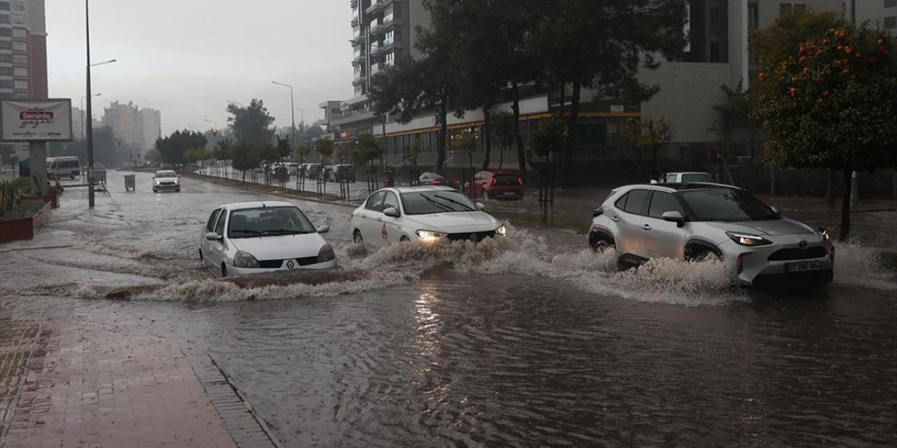 Antalya'da Yağış Hayatı Olumsuz Etkiliyor