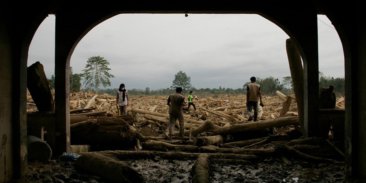 Endonezya'da Meydana Gelen Toprak Kaymasında 8 Kişi Öldü, 82 Kişi Kayboldu
