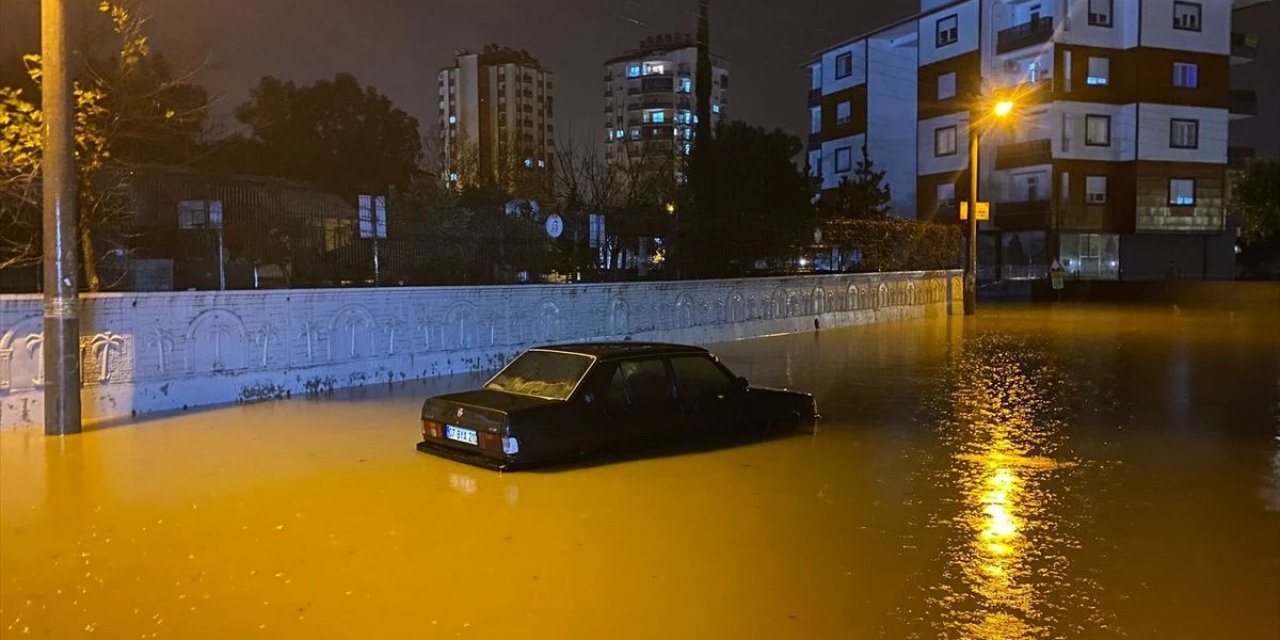 Antalya'da Hayat Felç Oldu! Yollar Göle Döndü, Seraları Su Bastı