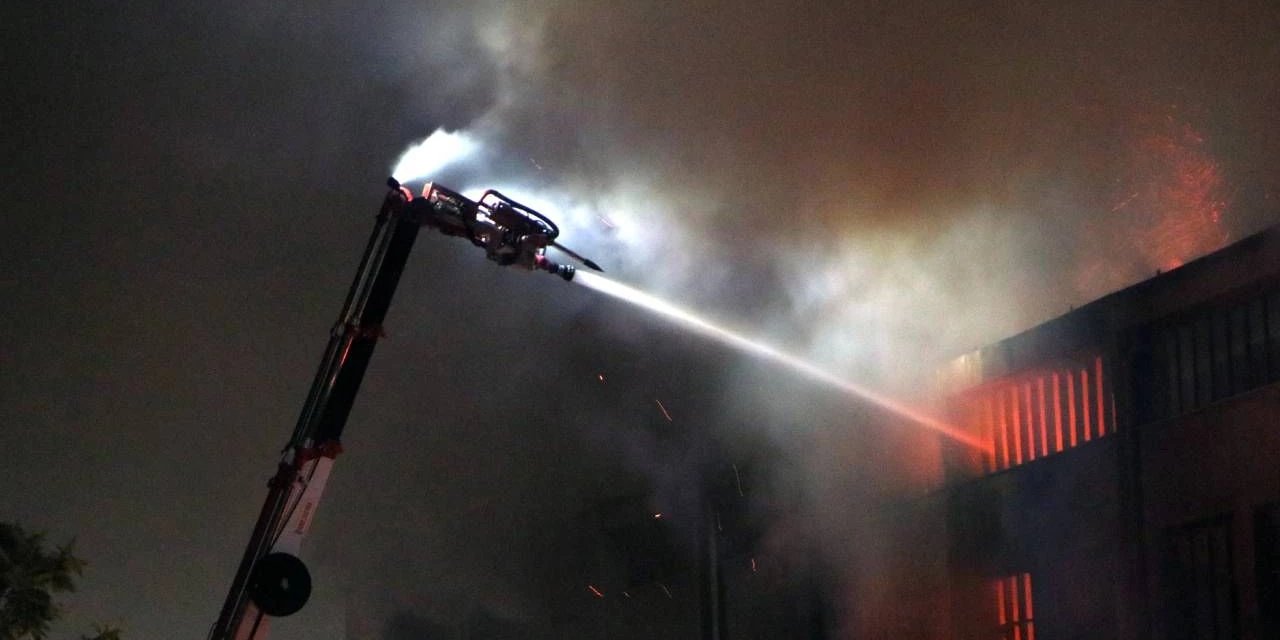 Adana'da Parke ve Panel Üretilen Fabrikada Yangın