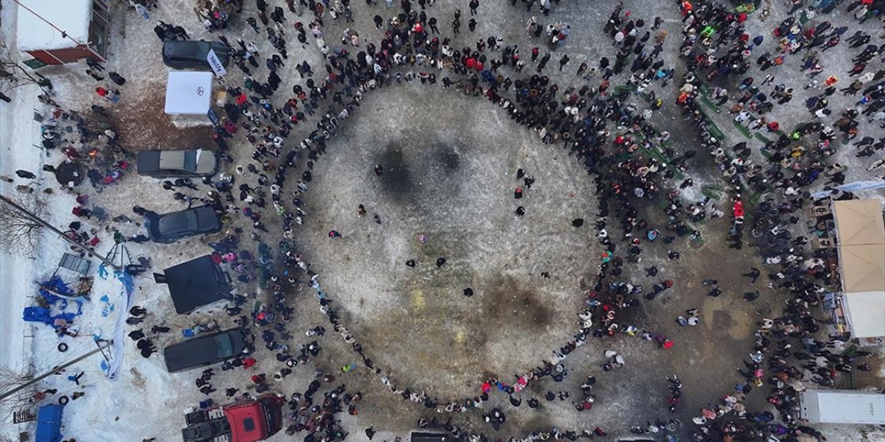 Trabzon'da "Uzungöl Kış Festivali"nde Dev Horon Halkası Oluşturuldu
