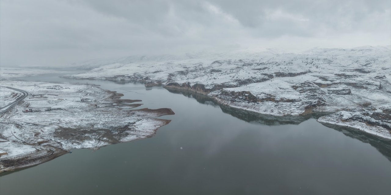Kar Yağışıyla Beyaza Bürünen Ilısu Barajı'nın Çevresi Dronla Görüntülendi