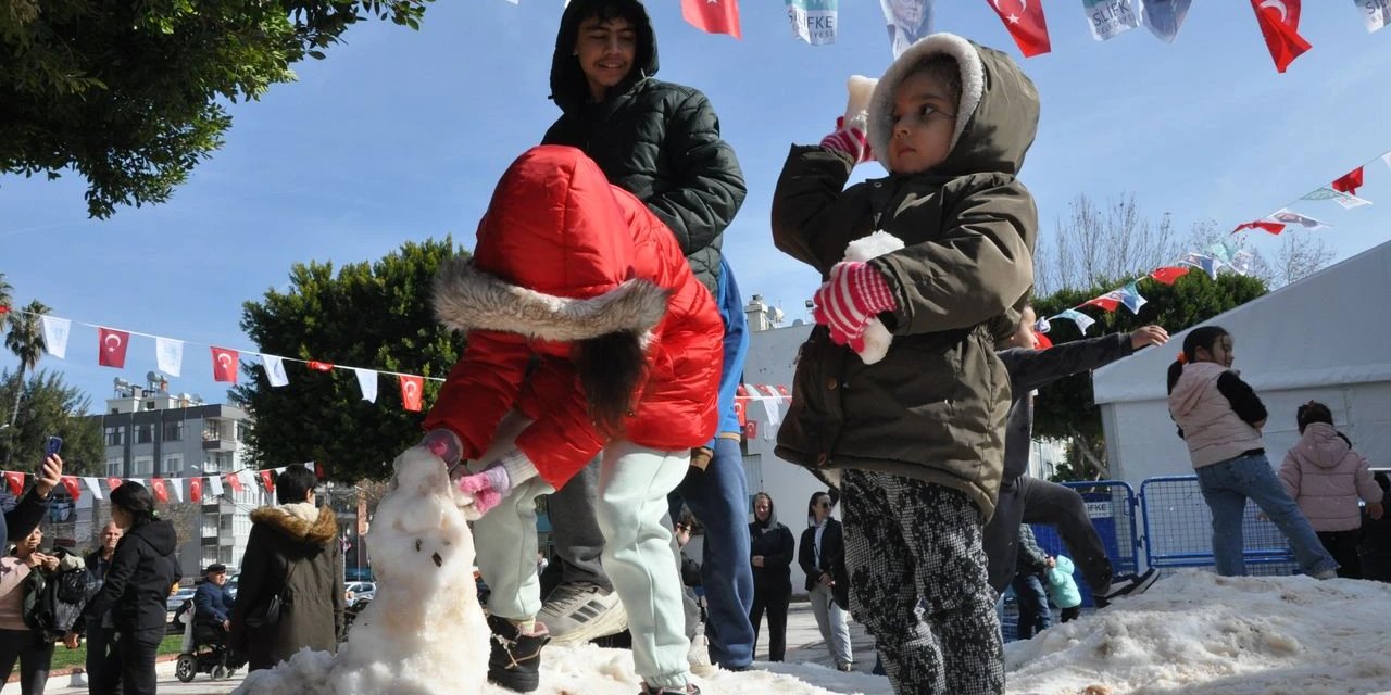 Mersin'de Çocuklar Toros Dağları'ndan Getirilen Karla Eğlendi