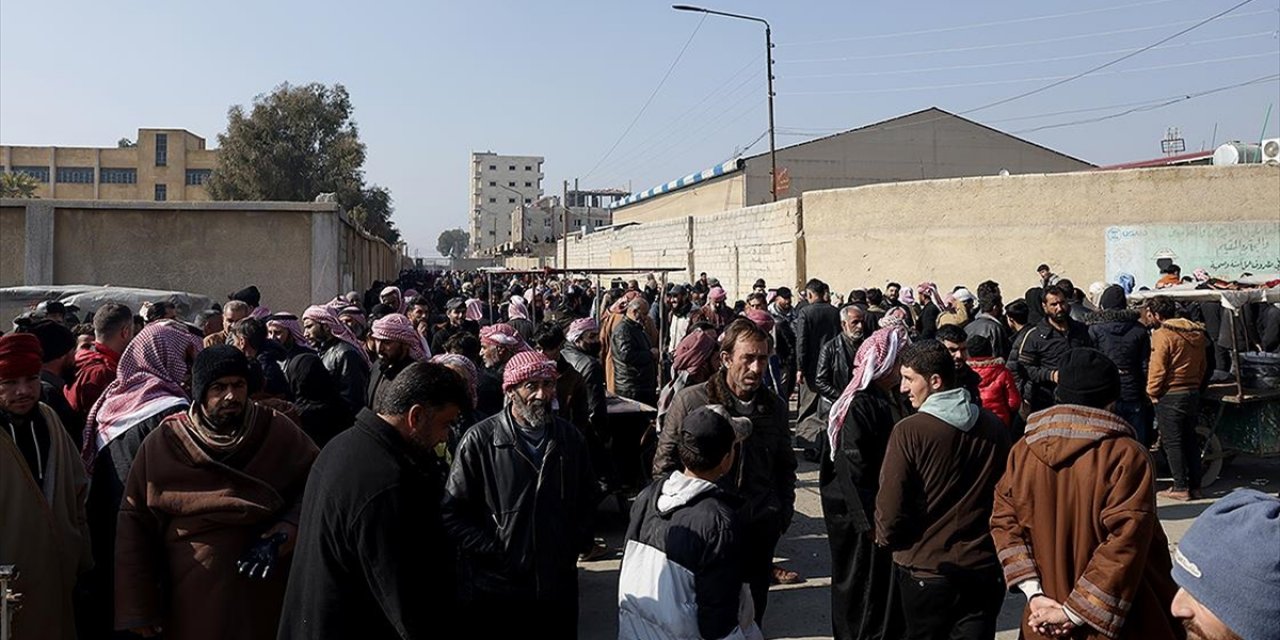Terör Örgütü Ypg'nin Alıkoyduğu Yakınlarını Arayan Aileler, Rakka'daki Aktan Hapishanesi Önünde Umut Nöbetini Sürdürüyor