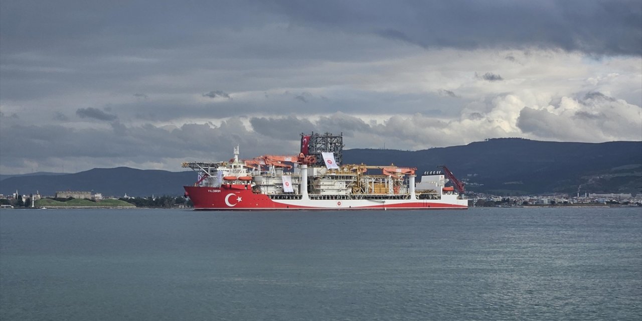 Derin Deniz Sondaj Gemisi "Yıldırım" Çanakkale Boğazı'ndan Geçti