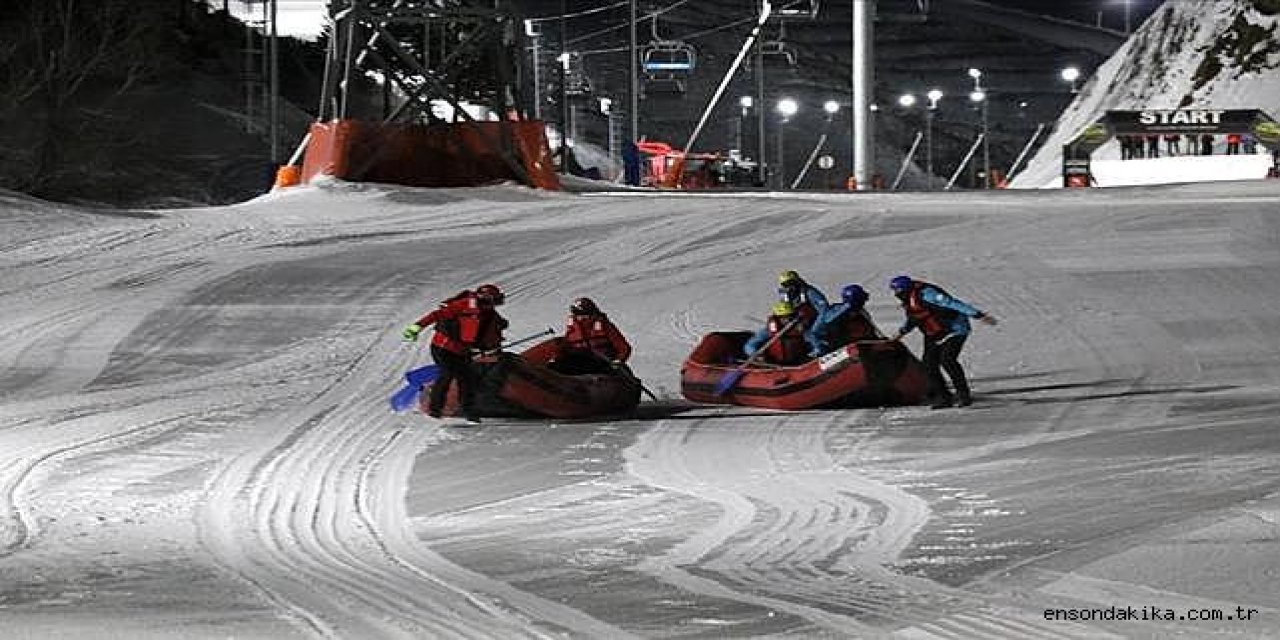 Erzurum'da Karlı Dağları Aşan Maceraseverler, Doğaya Yem Bırakıp "Kar Raftingi" Yaptı