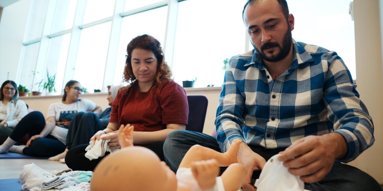 Anne ve Baba Adayları Doğuma Gebe Okulunda Hazırlanıyor
