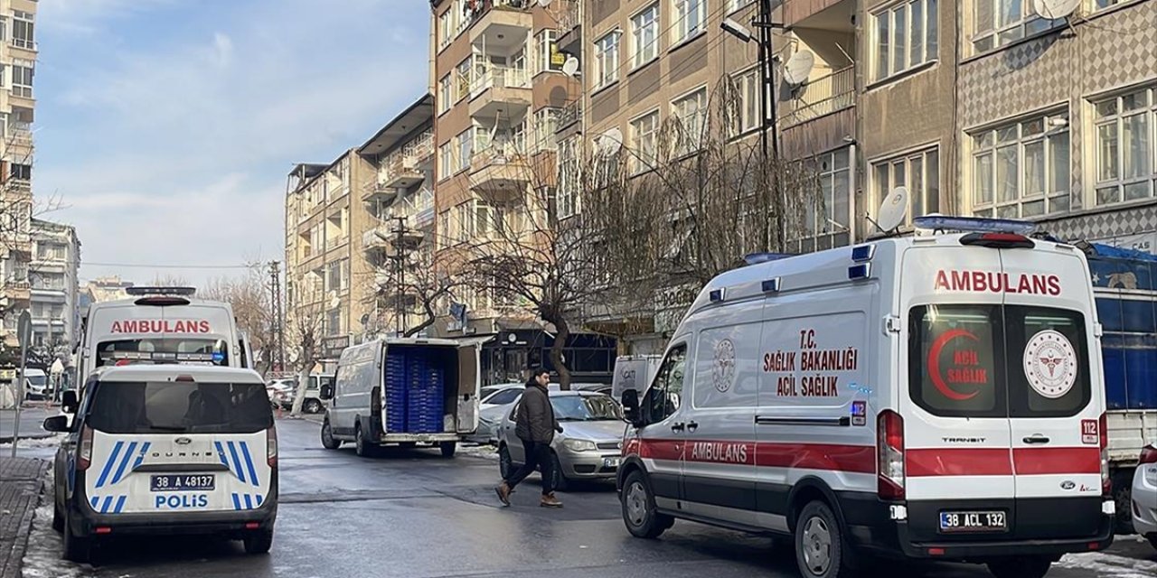 Bağcılar'da Karbonmonoksitten Zehirlendiği Değerlendirilen 3 Kişi Yaşamını Yitirdi